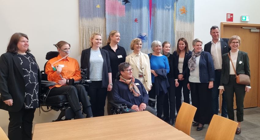 F.V: Gry Haugsbakken, Ingvild Thunem, Siri Espe, Tove Linnea Brandvik, Ingvild Østli, Lilly Ann Elvestad, Eva Buchsmann, Live Kroknes Berg, Tonje Brenna, Marte Mjøs Persen, Tom Tvedt og Janne Skei.