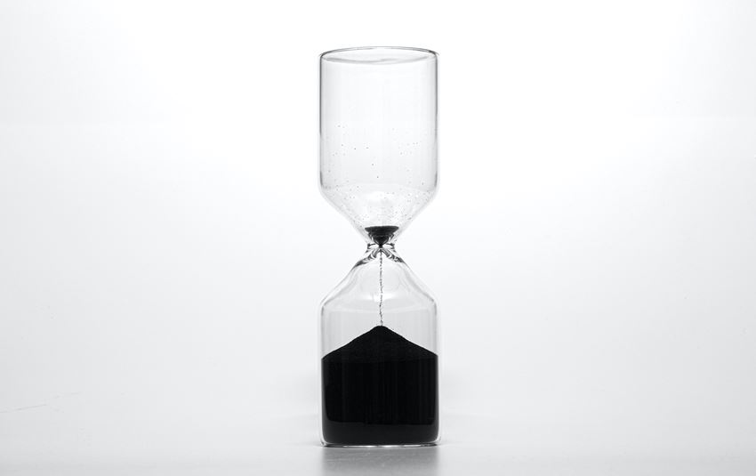 Et timeglass med sort sand. Foto: Wilhelm Gunkel/Unsplash