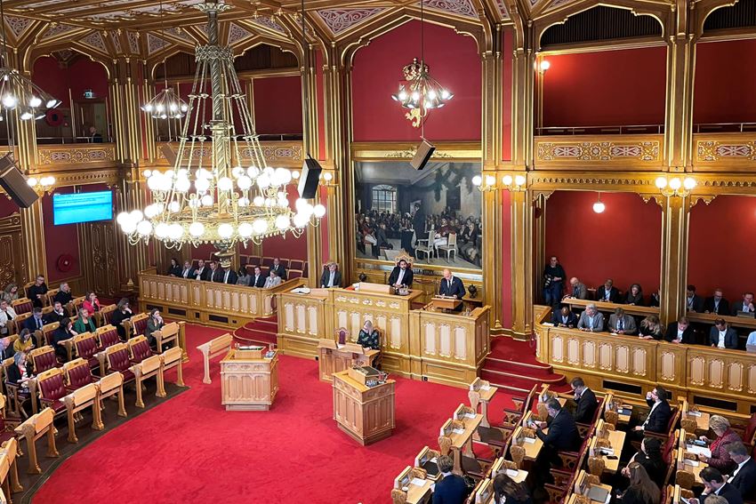 Inne på stortinget.