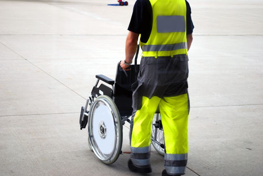 Rullestolbruker får assistanse på flyplass