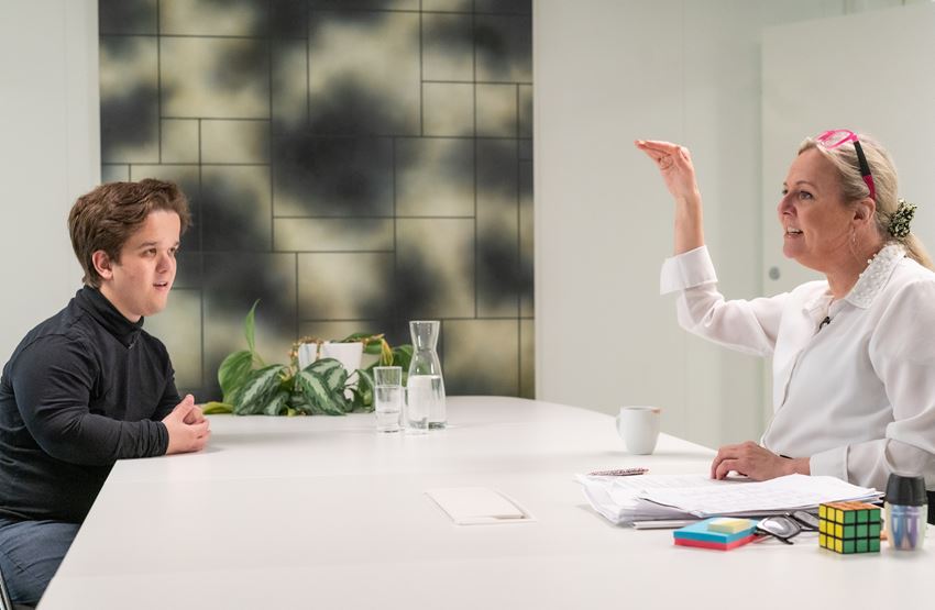 Rullestolbruker på kontor med sjefen