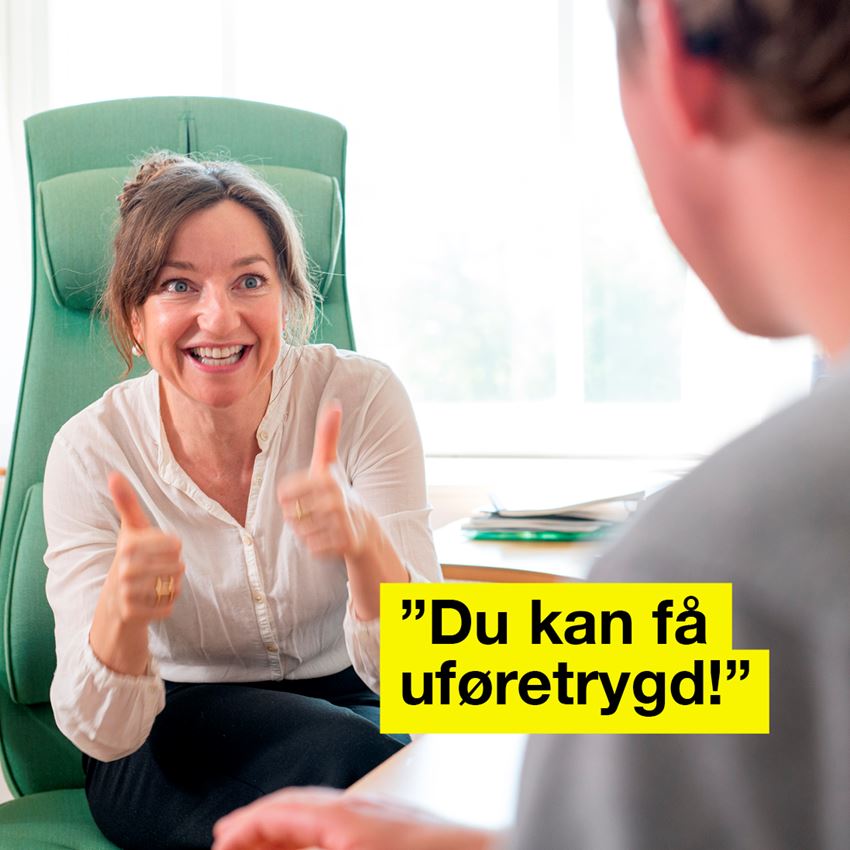 Illustrasjonsbilde av elev hos rådgiver med teksten "Du kan få trygd!"