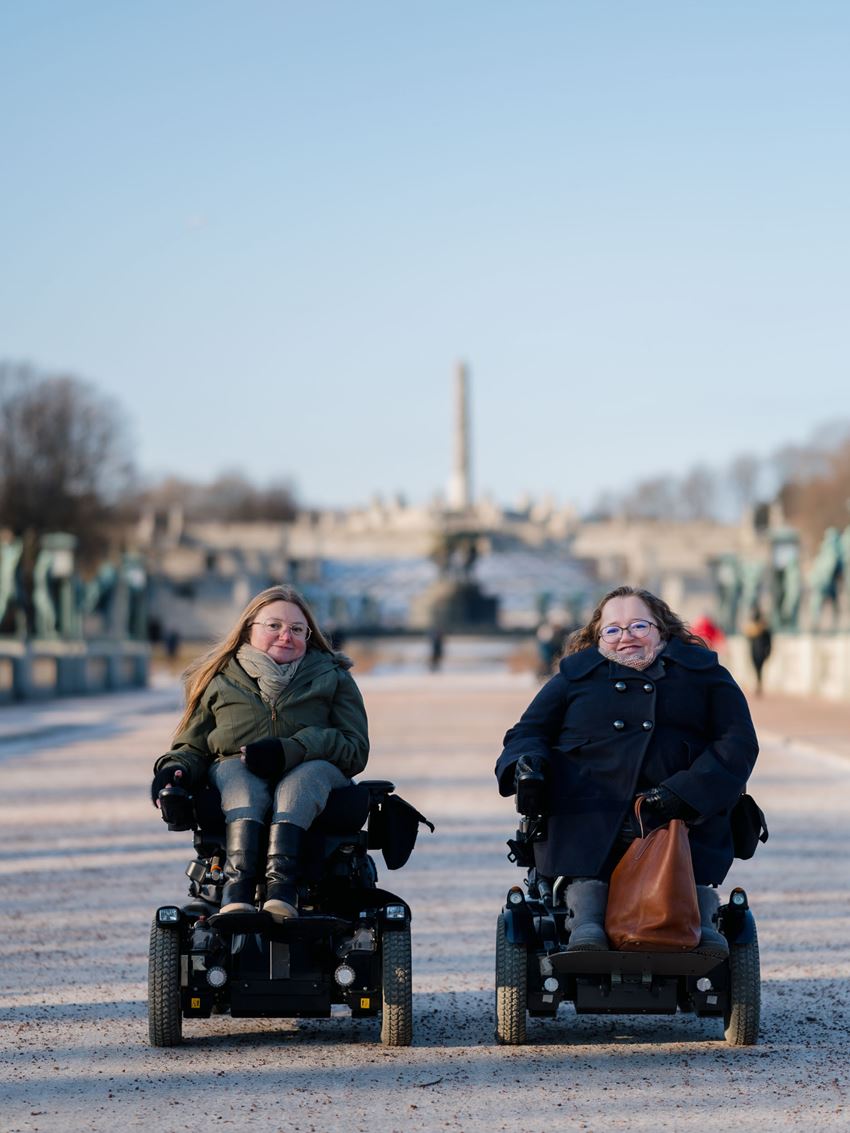 Ingunn og Rebecca foran Monolitten i Frognerparken