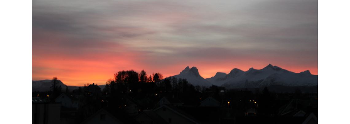 Fjell i solnedgang